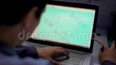 特写工程师手持笔记本电脑，屏幕上有cad组件模型。